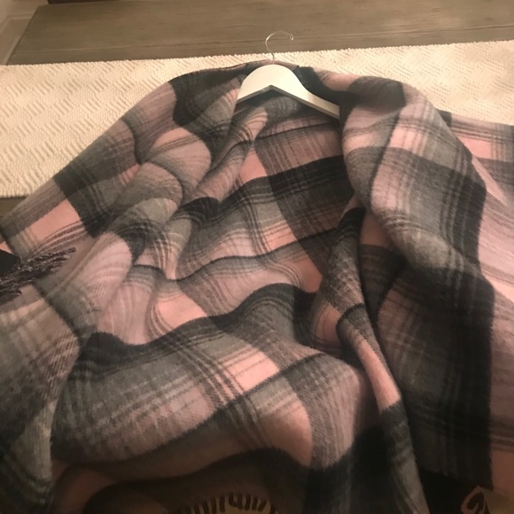 Gucci Black and Pink GG Cape - Picture 14 of 16